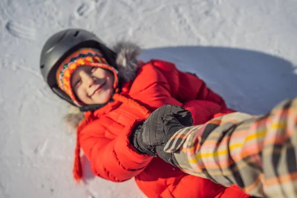 A mãe ensina snowboard ao filho. Atividades para crianças no inverno. Desporto de inverno das crianças. Estilo de vida — Fotografia de Stock