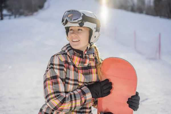 Güneşli bir kış gününde kayak merkezindeki kadın snowboardcu. — Stok fotoğraf