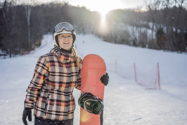 Femme snowboarder par une journée ensoleillée d'hiver dans une station de ski — Photo