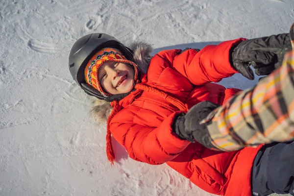 Annesi oğluna snowboard öğretiyor. Kışın çocuklar için etkinlikler. Çocuklar kış sporu. Yaşam biçimi — Stok fotoğraf