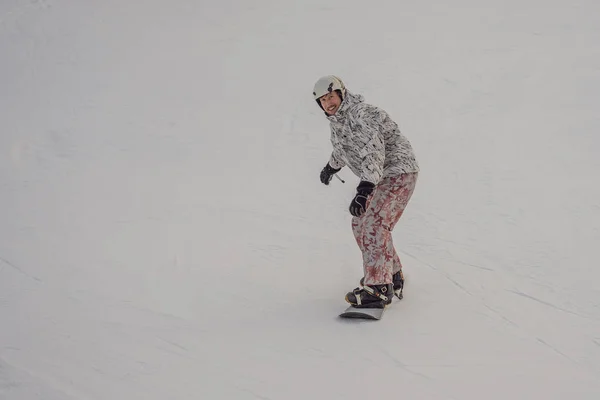 Mężczyzna snowboardzista w ośrodku narciarskim w zimie — Zdjęcie stockowe