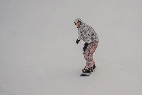 Hombre snowboarder en una estación de esquí en invierno —  Fotos de Stock