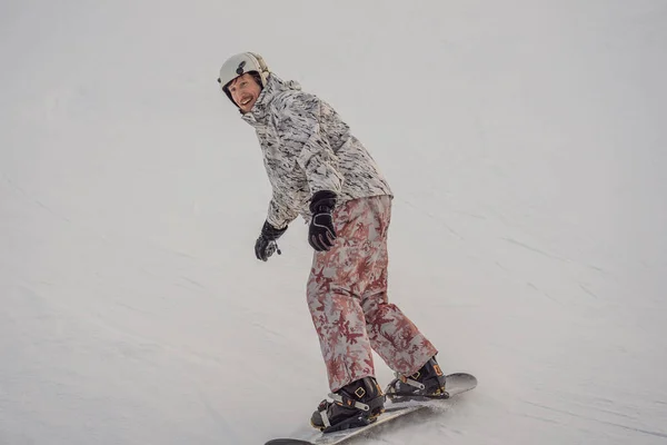 Αρσενικό snowboarder σε ένα χιονοδρομικό κέντρο το χειμώνα — Φωτογραφία Αρχείου