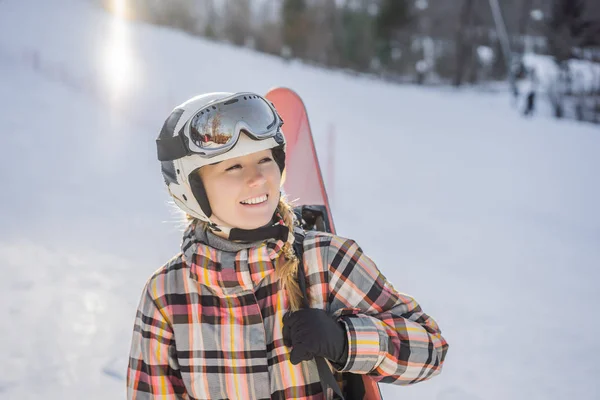 Nő snowboard egy napsütéses téli napon egy sípályán — Stock Fotó