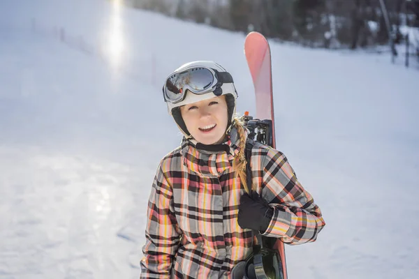 Femme snowboarder par une journée ensoleillée d'hiver dans une station de ski — Photo