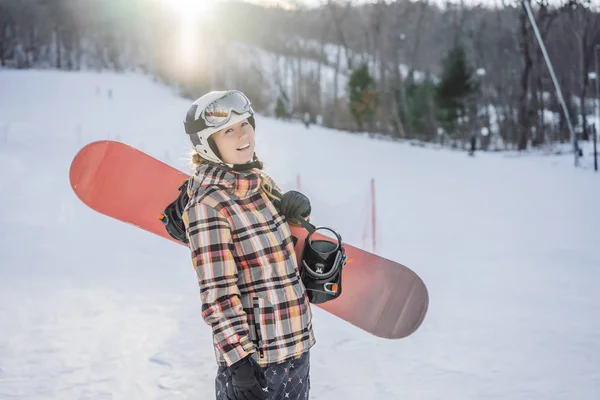 Сноубордистка в солнечный зимний день на горнолыжном курорте — стоковое фото
