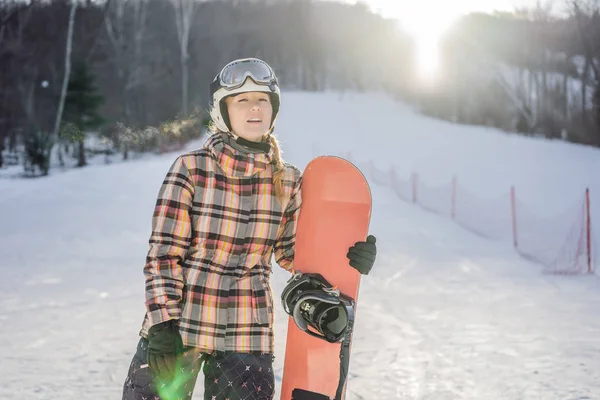 Nő snowboard egy napsütéses téli napon egy sípályán — Stock Fotó