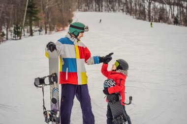 Snowboard eğitmeni bir çocuğa snowboard yapmayı öğretiyor. Kışın çocuklar için etkinlikler. Çocuklar kış sporu. Yaşam biçimi