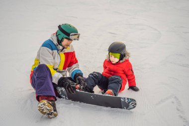 Snowboard eğitmeni bir çocuğa snowboard yapmayı öğretiyor. Kışın çocuklar için etkinlikler. Çocuklar kış sporu. Yaşam biçimi