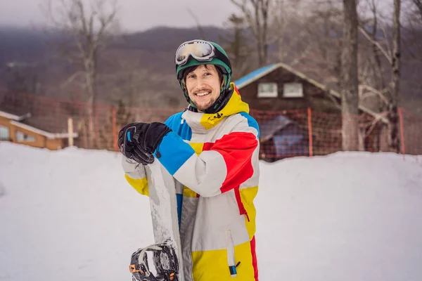 Homem snowboarder em uma estância de esqui no inverno — Fotografia de Stock