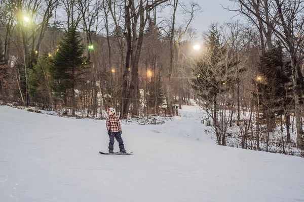 Žena snowboardista na slunném zimním dni v lyžařském středisku — Stock fotografie