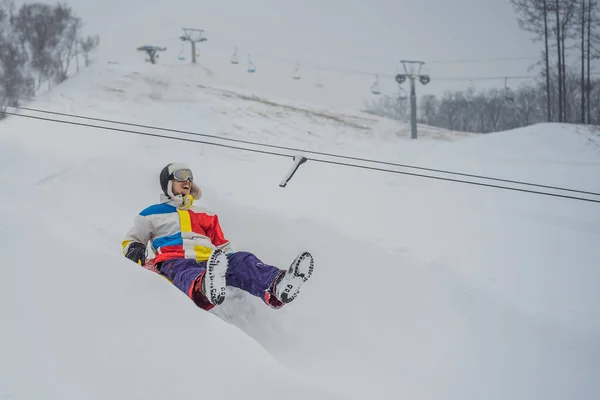 丘から雪のチューブ男。冬のアクティビティコンセプト — ストック写真