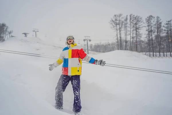 En man kastar snö och njuter av vintern, utanför — Stockfoto