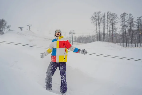 Un hombre tira nieve y disfruta del invierno, afuera — Foto de Stock