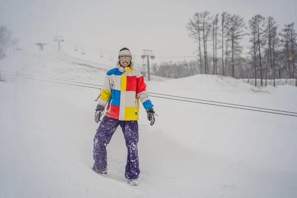 Un uomo getta la neve e gode l'inverno, fuori — Foto Stock