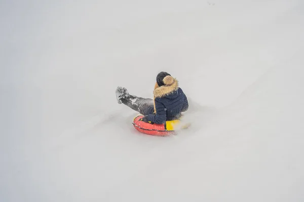 冬、レジャー、スポーツ、友情と人々の概念-女性は雪のチューブに滑り降りる — ストック写真