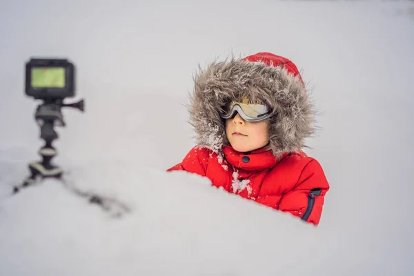 Pojken skriver en video blogg vlog bland snön — Stockfoto