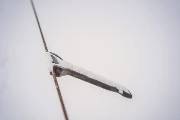 Tubo de nieve telesilla en invierno en una estación de esquí — Foto de Stock