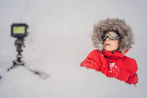 Pojken skriver en video blogg vlog bland snön — Stockfoto