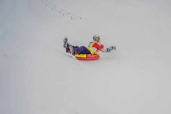 Mann Snow Tubing von Hügel. Winteraktivitätskonzept — Stockfoto
