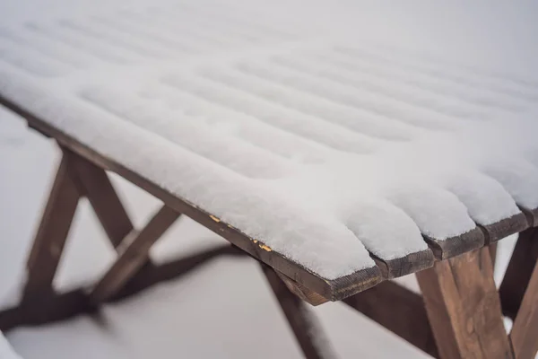 Panchine nel parco cittadino invernale che è stato riempito di neve — Foto Stock