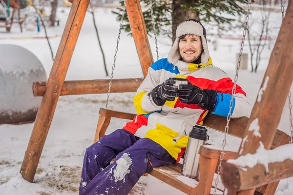 스키 리조트에 있는 보온병에서 차를 마시는 사람들 — 스톡 사진