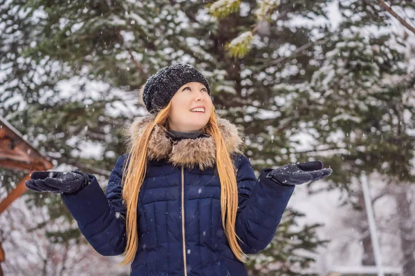 Молодая женщина наслаждается зимним снежным днем в заснеженном лесу — стоковое фото