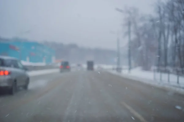 Χειμερινός δρόμος μια χιονισμένη μέρα. Συγκεντρώσου στο χιόνι. — Φωτογραφία Αρχείου