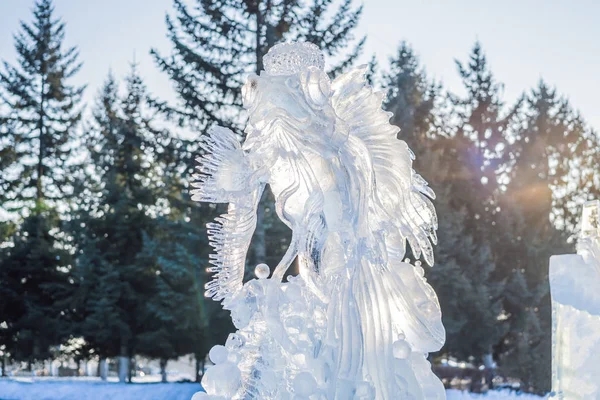 Ledová socha z ledu za mrazivého zimního dne — Stock fotografie