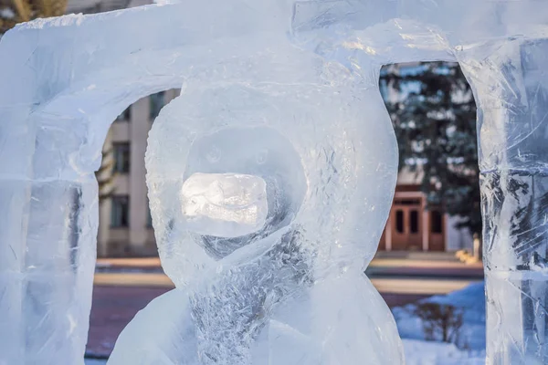 Ledová socha z ledu za mrazivého zimního dne — Stock fotografie