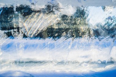 Mavi buz yüzeyinde çizikler var. Buz yapısının soyut arkaplanı