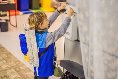 Çocuk postacı olduğunu iddia ediyor.