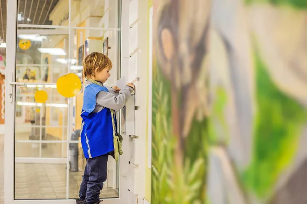 Der Junge spielt, dass er Postbote ist — Stockfoto