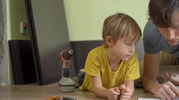 Jeune père et son fils assembler des meubles — Video