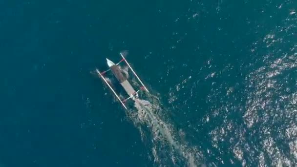 Luchtfoto van traditionele Balinese boten in een open zee. Reis naar Indonesië concept — Stockvideo