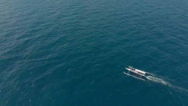 Vue aérienne de bateaux balinais traditionnels en pleine mer. Concept Voyage en Indonésie 