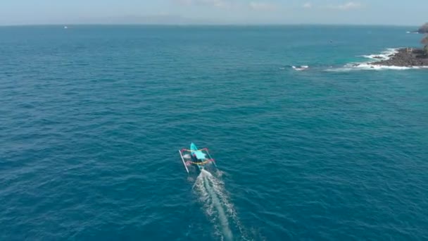 Luchtfoto van traditionele Balinese boten in een open zee. Reis naar Indonesië concept — Stockvideo