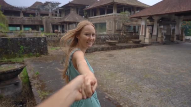 Colpo di rallentamento. Turisti felici visitano l'hotel abbandonato e misterioso di Bedugul. Indonesia, isola di Bali. Concetto di viaggio di Bali — Video Stock