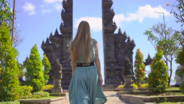 Slowmotion-skott. Ung kvinna turist besöker Brahma Vihara Arama templet på Bali ön, Indonesien. Bali resekoncept — Stockvideo