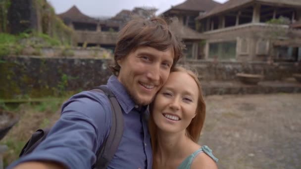 Slowmotion shot. Happy tourists man and woman visit the abandoned and mysterious hotel in Bedugul. Indonesia, Bali Island. Bali Travel Concept — 비디오