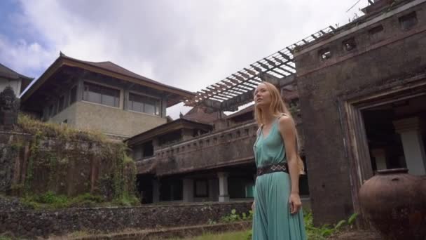 Zpomalený výstřel. Mladá turistka navštíví opuštěný a tajemný hotel v Bedugul. Indonésie, ostrov Bali. Bali Travel Concept — Stock video