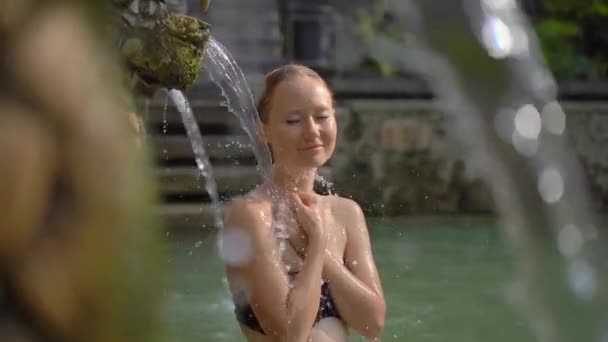 若い女性観光客はバリ島の有名なバンジャール温泉を訪れます。バリ旅行のコンセプト。スローモーションショット — ストック動画