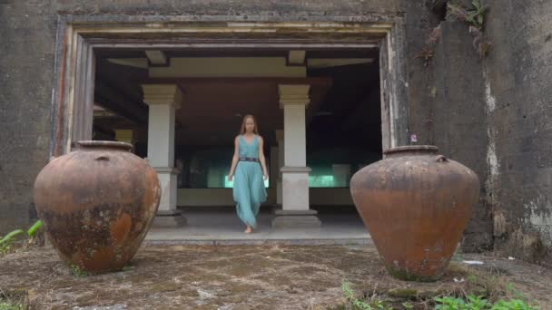 Tiro em câmara lenta. Jovem turista visita o hotel abandonado e misterioso em Bedugul. Indonésia, Ilha Bali. Bali Travel Concept — Vídeo de Stock