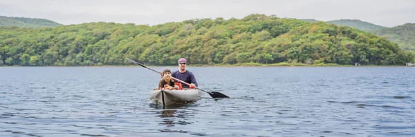 Vader en zoon kajakken op zee Banner, Long Format — Stockfoto