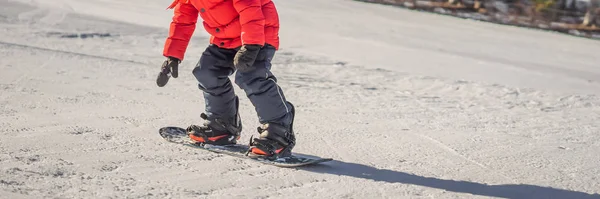 Mały słodki chłopak snowboarding. Zajęcia dla dzieci w zimie. Zimowy sport dla dzieci. Lifestyle Banner, Long Format — Zdjęcie stockowe