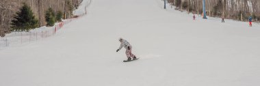 Erkek snowboardcu kış pansiyonunda, Banner, Long Format