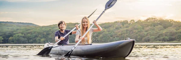 L'uomo e la donna nuotano sul kayak in mare sullo sfondo dell'isola. Concetto di kayaking.Concetto di kayak con famiglia di madre padre in mare BANNER, FORMATO LUNGO — Foto Stock