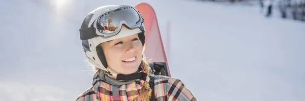 Snowboarder donna in una giornata invernale soleggiata in una stazione sciistica BANNER, FORMATO LUNGO — Foto Stock