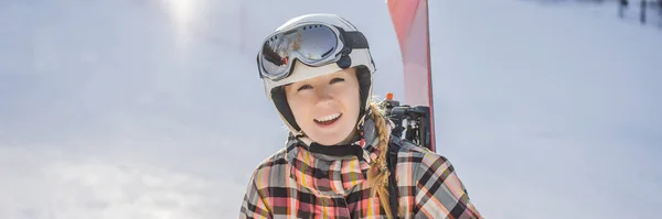 Snowboarder donna in una giornata invernale soleggiata in una stazione sciistica BANNER, FORMATO LUNGO — Foto Stock