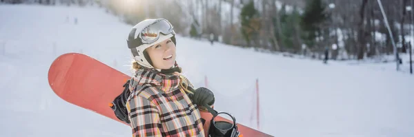 Mulher snowboarder em um dia ensolarado de inverno em uma estância de esqui BANNER, LONG FORMAT — Fotografia de Stock